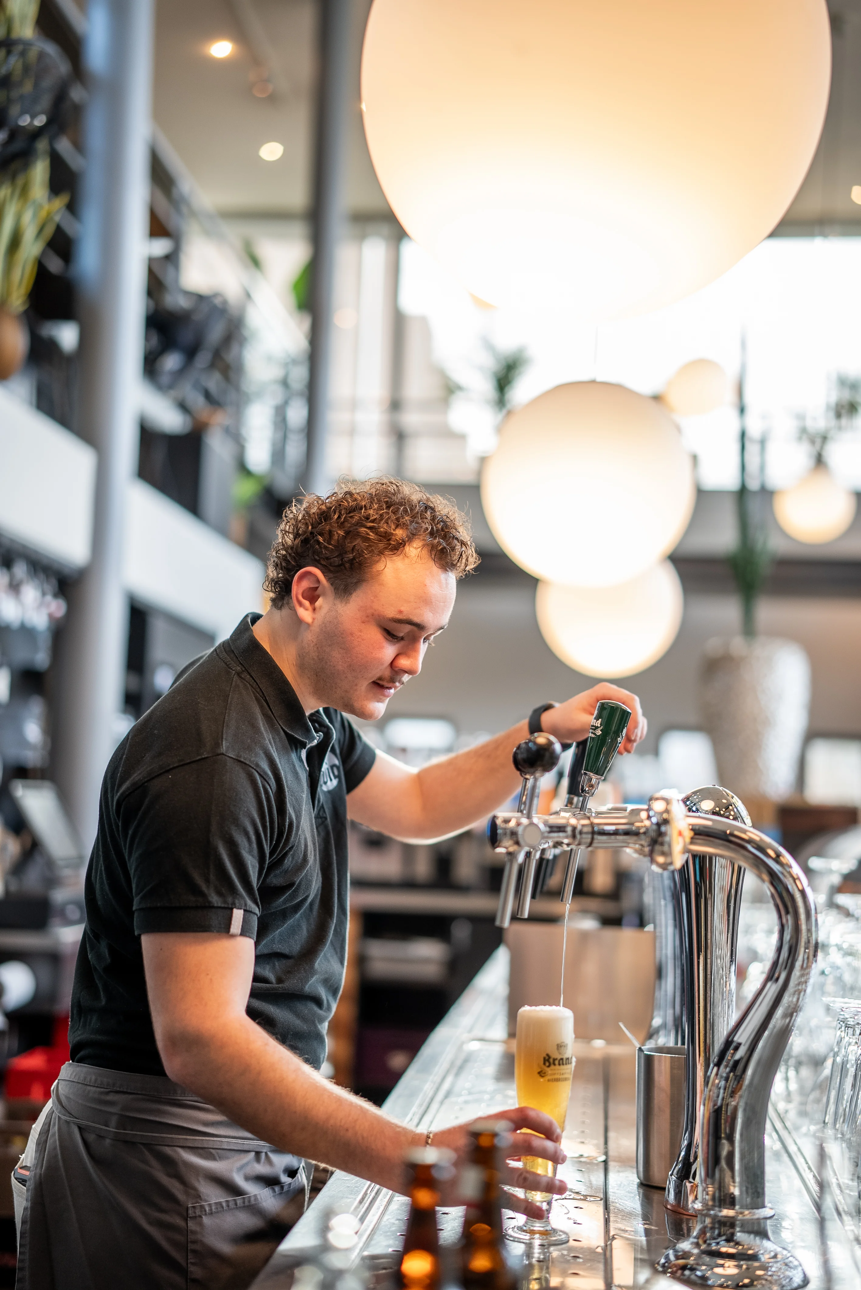 Freelance bedieningsmedewerker van Chefs Connect tapt een biertje
